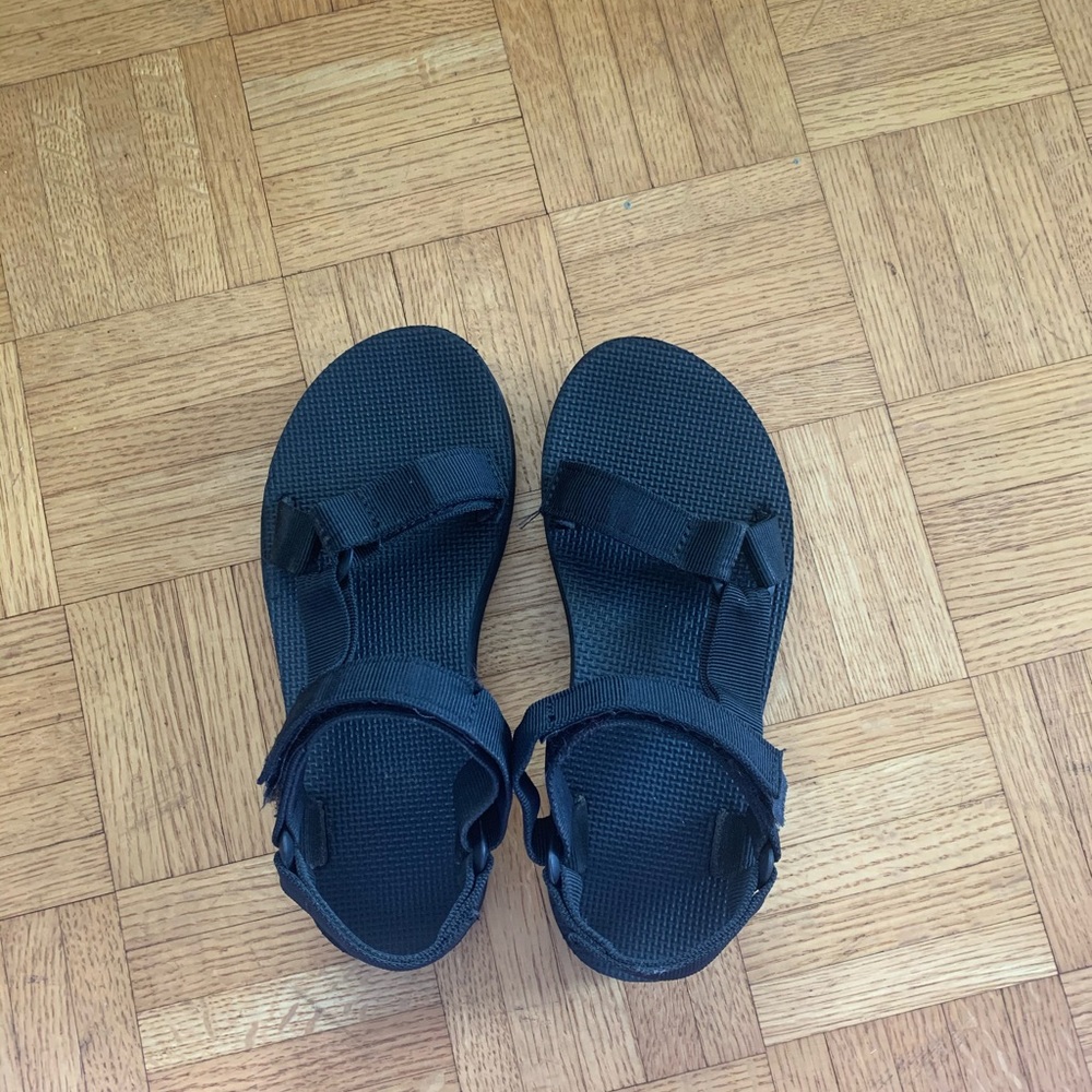 black women’s teva’s